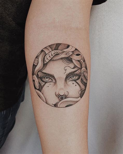 minimalist medusa tattoo.